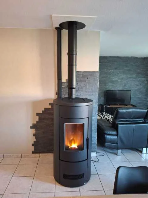 Installation d'un poêle à granulés par SEGUIN AUVERGNE RANDAN à Randan